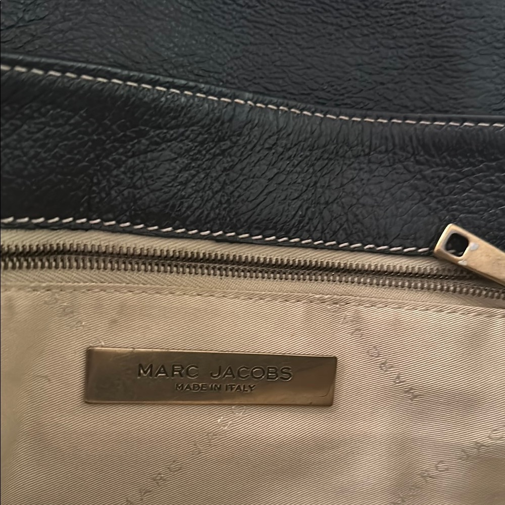 MARC JACOBS Elegant Black and Gold Leather Shoulder Bag - Picture 2 of 9